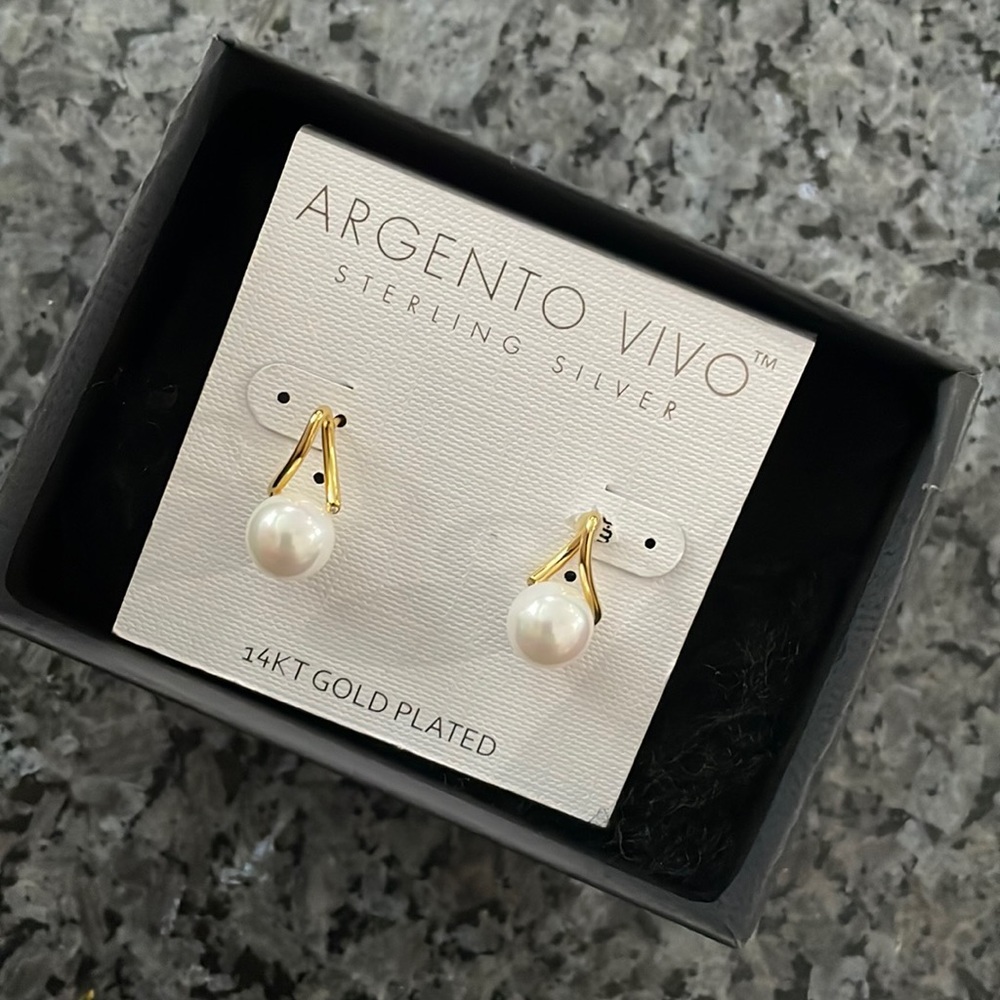 14kt gold plated pearl earrings never used in box.